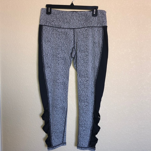 🧘‍♀️ Ideology Capri Workout Pants - Picture 3 of 7